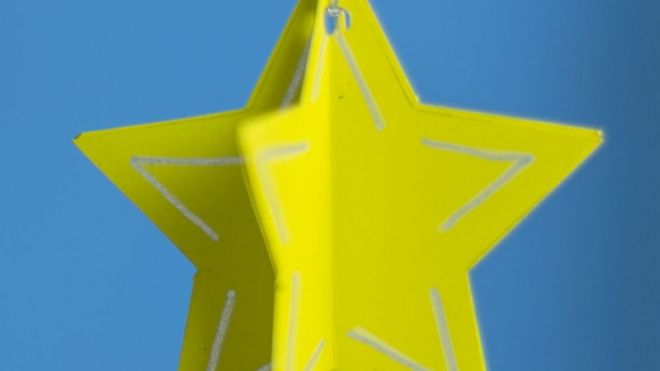Estrella para decorar el árbol de Navidad. Manualidades infantiles