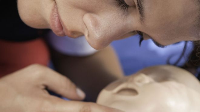 Cómo hacer una RCP o reanimación cardiopulmonar en niños