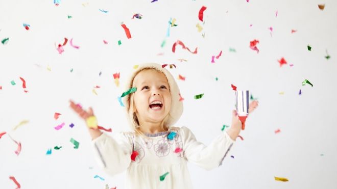 Cañón de confeti para Nochevieja. Experimentos infantiles para Navidad