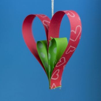 Adorno de corazón para el árbol de Navidad. Manualidades de reciclaje para niños