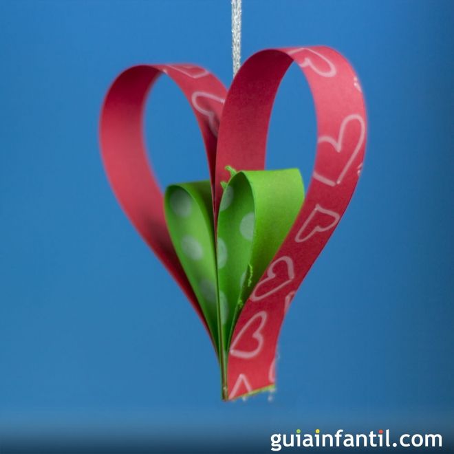 Adorno de corazón para el árbol de Navidad. Manualidades de reciclaje para niños