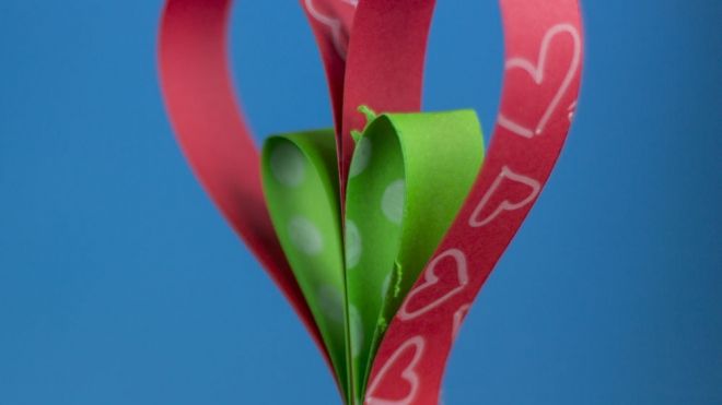 Adorno de corazón para el árbol de Navidad. Manualidades de reciclaje para niños