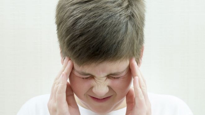 Cómo aliviar con masajes el dolor de cabeza y la congestión nasal de los niños