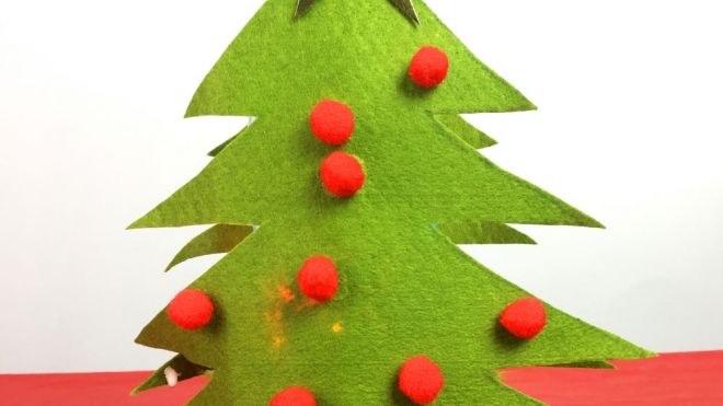 Lámpara con forma de árbol de Navidad. Manualidades para niños