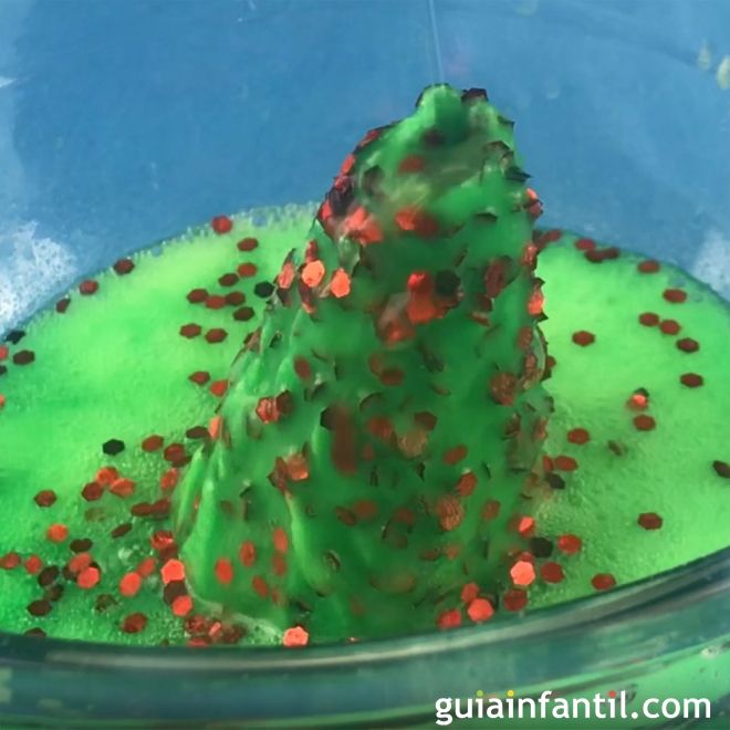 Experimento con un árbol de Navidad de bicarbonato para niños