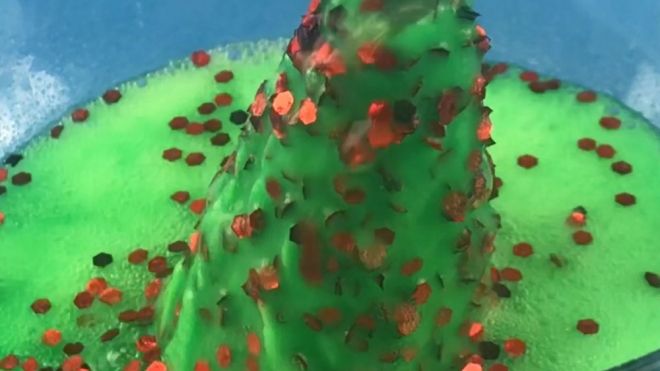 Experimento con un árbol de Navidad de bicarbonato para niños