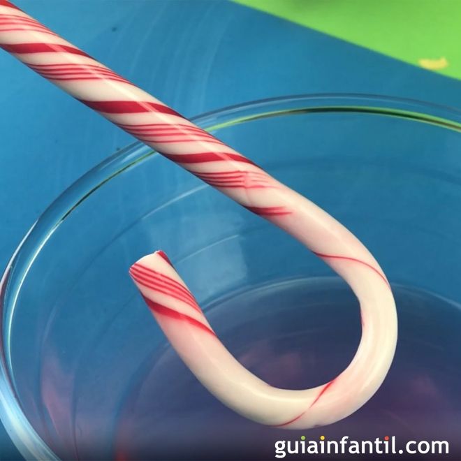El bastón de caramelo que pierde los colores. Experimento para niños