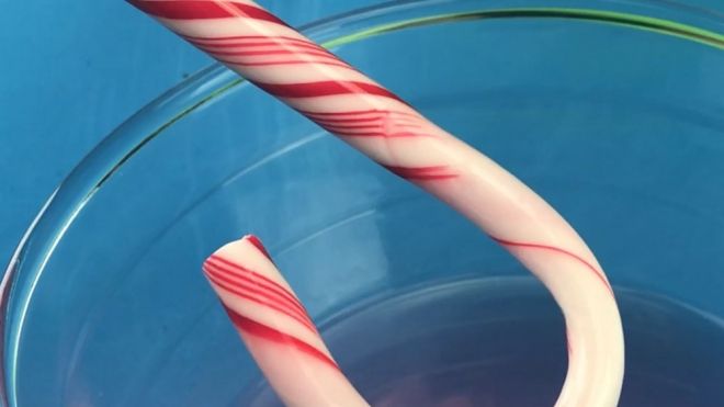 El bastón de caramelo que pierde los colores. Experimento para niños
