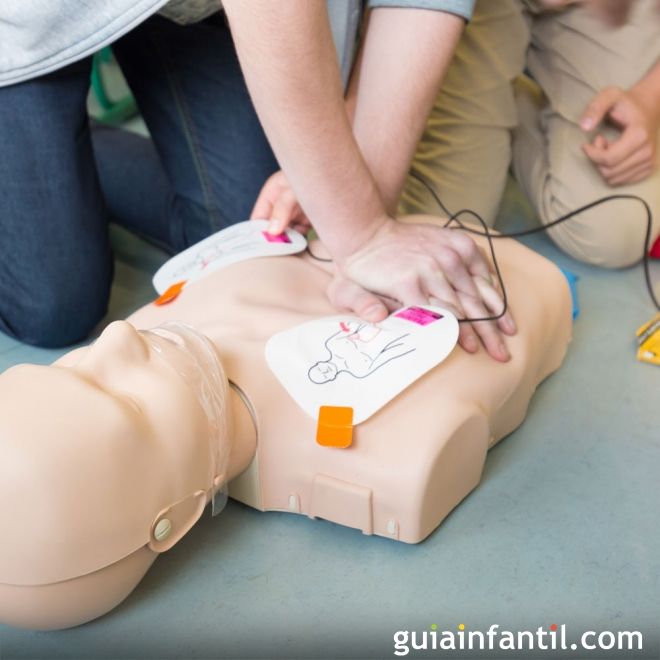 Qué es un desfibrilador y cómo se usa en niños