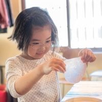 Slime transparente con purpurina. Manualidades infantiles