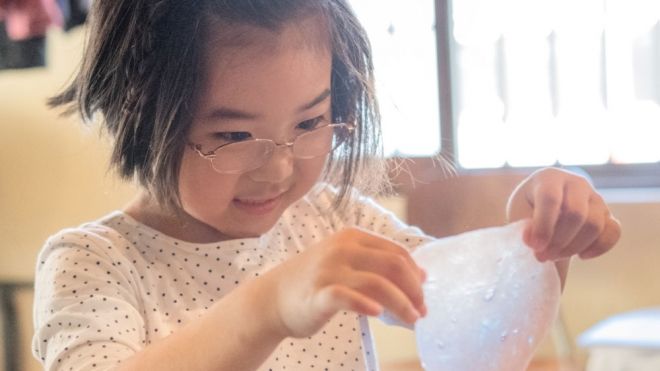 Slime transparente con purpurina. Manualidades infantiles
