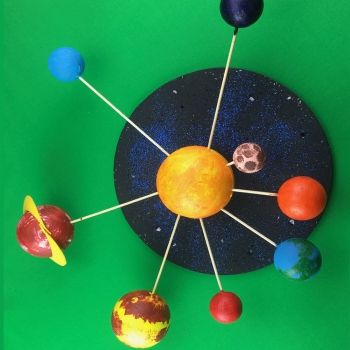 Manualidad infantil: un sistema solar con ceras de colores - DecoPeques