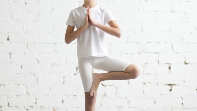 Postura del árbol o Vrksasana. Yoga para niños