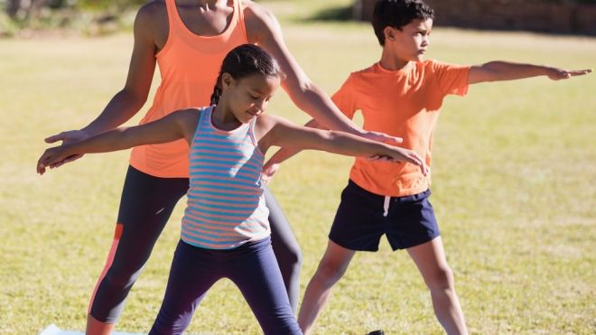 El guerrero II. Postura de yoga para niños