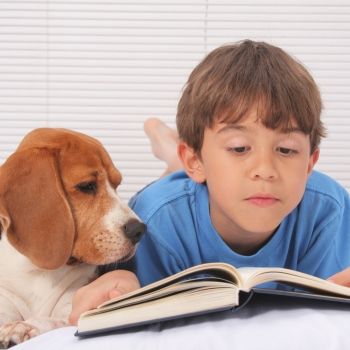 Terapia de lectura de niños con animales