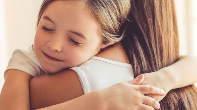 La importancia de los abrazos para los niños