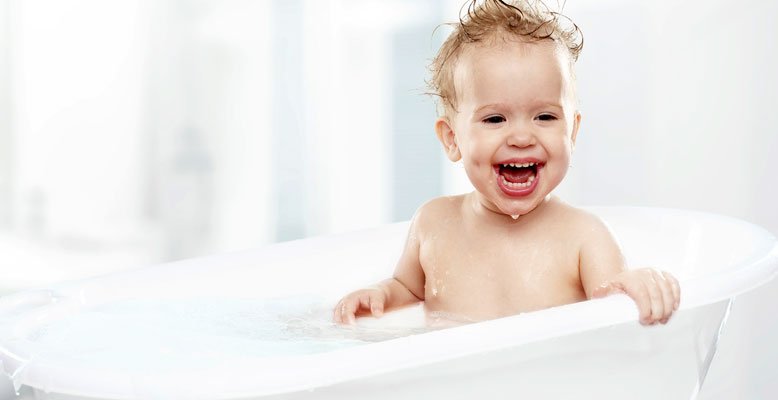 Cómo bañar al bebé? Mejores geles y champús bebé