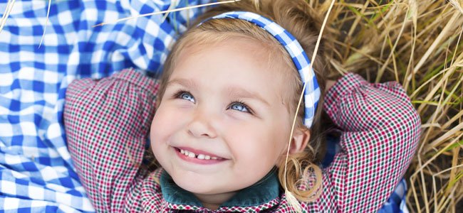 La vitamina D para niños y embarazadas NIña toma el sol