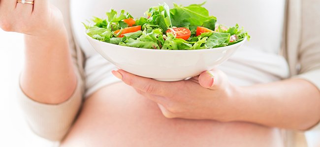 Embarazada con frutas