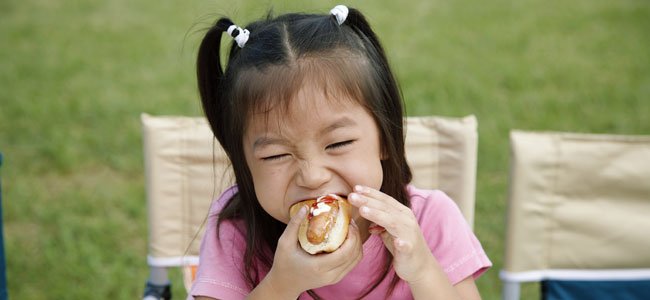 Alergias alimentarias en los niños Niña come perrito