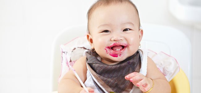 Alergias allimentarias en bebés Bebé come fruta