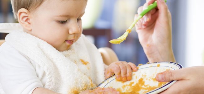 Ingredientes esenciales en el puré del bebé Bebé come puré