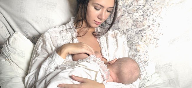 Ventajas físicas para la madre de la lactancia materna Madre da el pecho al bebé