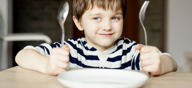 Cena de los niños que comen en comedor del colegio Cena de los niños que comen en comedor del colegio