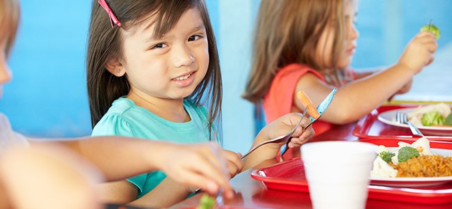 Niños que comen mal en el comedor del colegio
