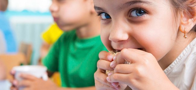 Niños que comen bien en el colegio