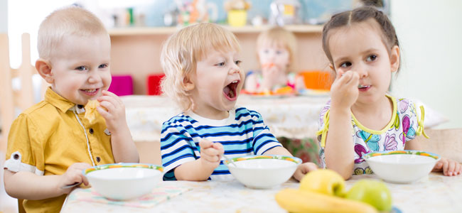 Falsificación adecuado patio Las primeras comidas de los niños en el comedor escolar