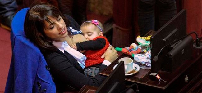 Diputada argentina amamantando al bebé Diputada argentina amamantando al bebé