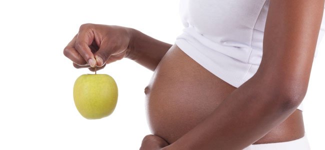 Alimentos blancos en la dieta de niños y embarazadas Embarazada con manzana