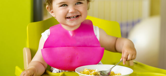 Cómo enseñar a comer a un niño desde recién nacido