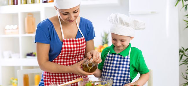 Beneficios del aceite de oliva para niños y embarazadas Madre cocina con niño