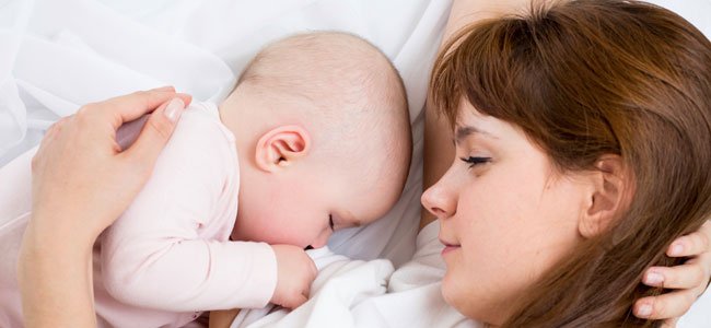 Madre da de mamar a su bebé