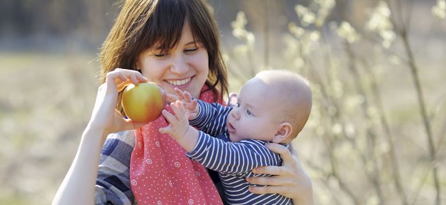 Madre con manzana y bebé