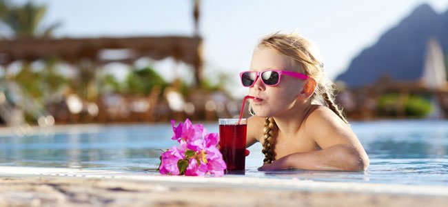 En verano, más zumos para los niños Niña bebe zumo
