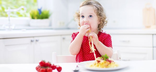 El plato favorito de los niños Niña come pasta