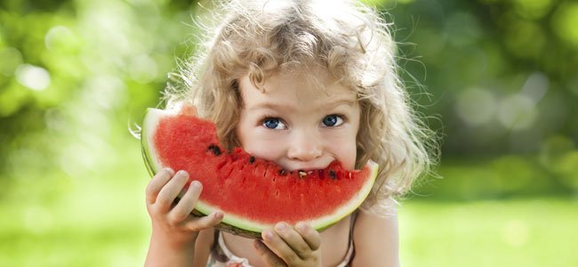 Niña come sandía
