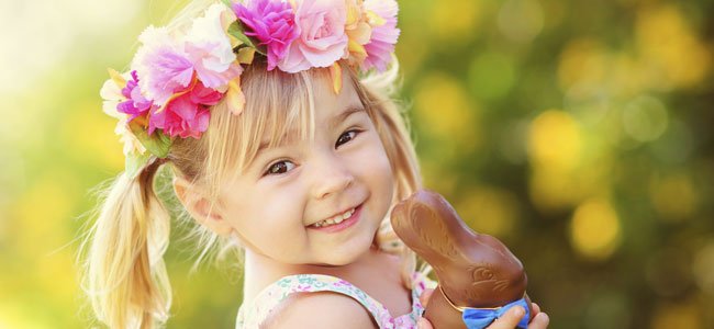 Niña con conejito de Pascua
