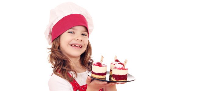 Recetas dulces con queso para niños Niña con pasteles