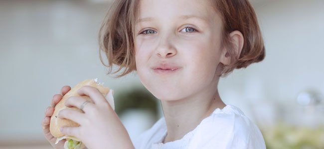 Niña come bocadillo