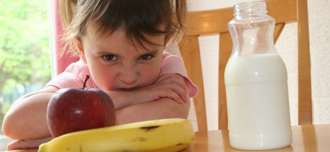Niños caprichosos con la comida Niña no quiere fruta