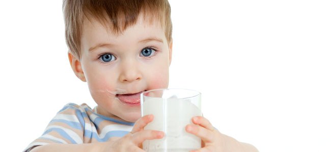 Alimentos desaconsejados para bebés Niño bebe leche