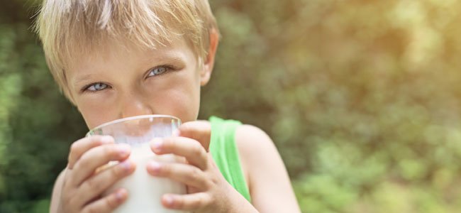 Niño con vaso de leche