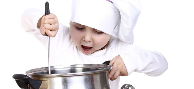 Niño cocina con olla