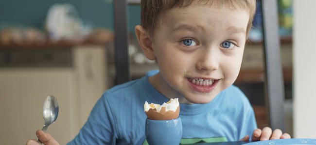 Niño come huevo