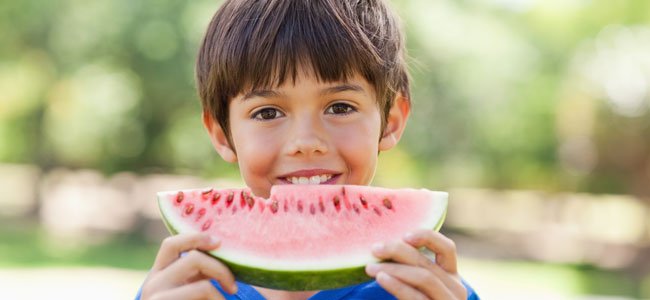 Un menú muy refrescante para los niños Niño come sandía
