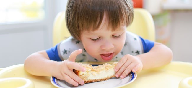 Niño come tarta de queso